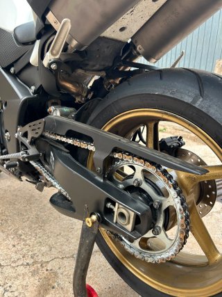 Yamaha R1 Sportbike Negra y Blanca