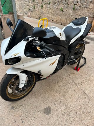 Yamaha R1 Sportbike Negra y Blanca