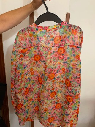 Blusa de flores de Sara