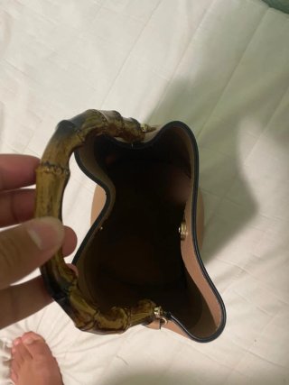Bolso de mano con asa de bambú