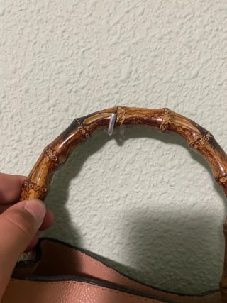 Bolso de mano con asa de bambú