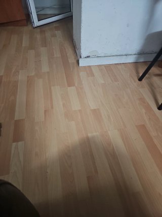 Se alquila una habitación pequeña solo para mujer.