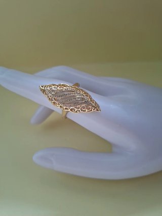 Anillo dorado con diseño calado