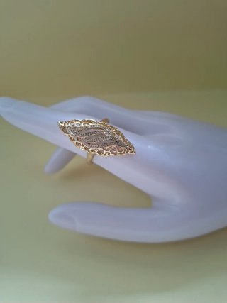 Anillo dorado con diseño calado