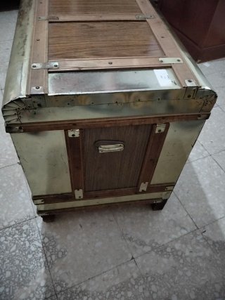 Baúl antiguo madera y metal