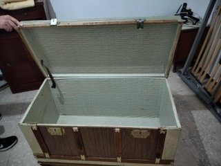 Baúl antiguo madera y metal