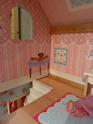 Casa de muñecas de madera