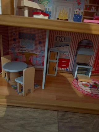 Casa de muñecas de madera