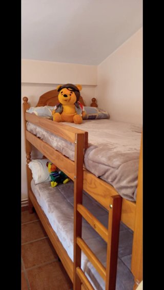 Cama litera madera maciza separable con colchones.