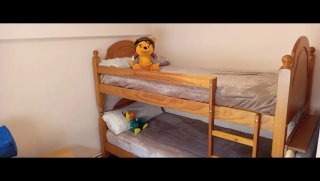 Cama litera madera maciza separable con colchones.