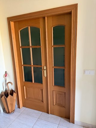 Puerta doble de madera con cristal