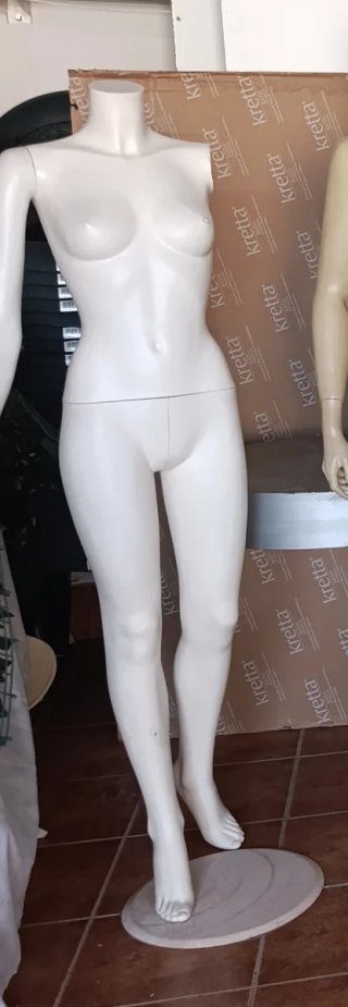 Maniquí femenino blanco