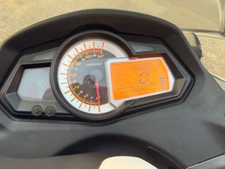 Moto Scooter Blanca y Negra