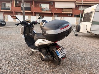 Moto Scooter Blanca y Negra