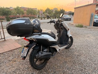 Moto Scooter Blanca y Negra