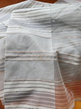 Tenda in chiffon a righe grigie e tortora