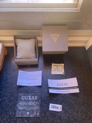 Reloj Guess Dorado y Negro con correa