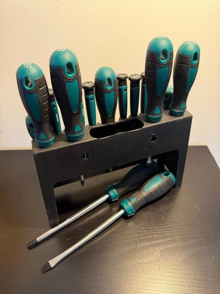 KIT DESTORNILLADORES HYCHIKA 51 PZS + SOPORTE