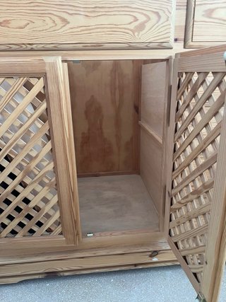 Mueble de madera con puertas de celosía