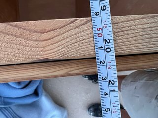 Mueble de madera con puertas de celosía