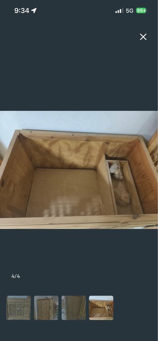 Mueble de madera con puertas de celosía