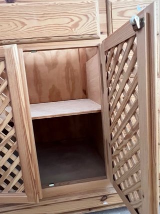 Mueble de madera con puertas de celosía