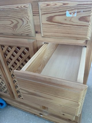 Mueble de madera con puertas de celosía