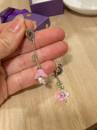 Nuovi orecchini in acciaio con fiore