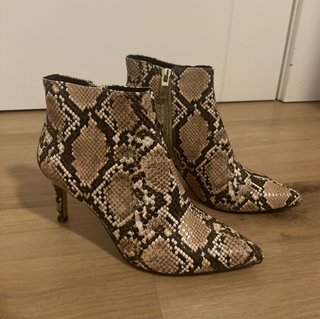 Botines tacón fino estampado serpiente T.35