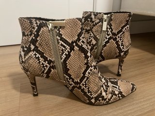 Botines tacón fino estampado serpiente T.35