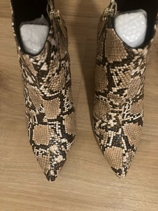 Botines tacón fino estampado serpiente T.35