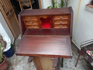Escritorio antiguo de madera
