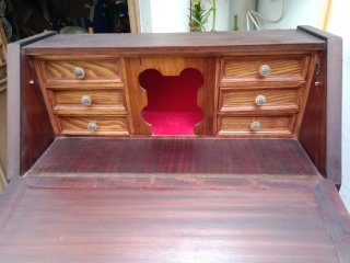 Escritorio antiguo de madera