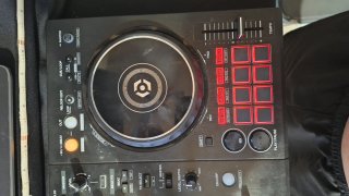 Controlador DJ Pioneer DDJ-400 con su maletin