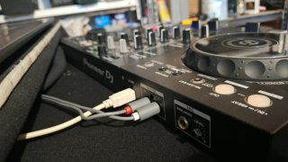 Controlador DJ Pioneer DDJ-400 con su maletin