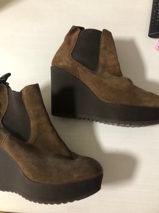 Botines de ante marrón con cuña