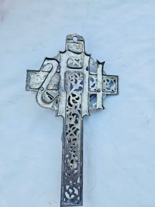 Crucifijo antiguo de metal grande