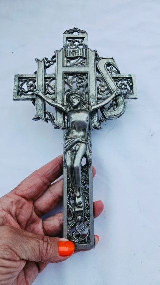 Crucifijo antiguo de metal grande