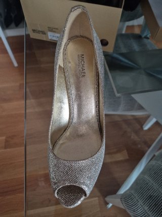 Zapatos de tacón dorados y plateados