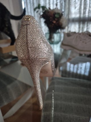Zapatos de tacón dorados y plateados