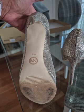 Zapatos de tacón dorados y plateados
