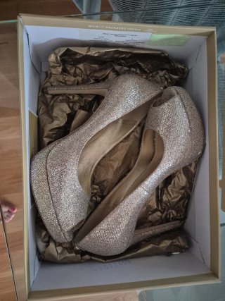 Zapatos de tacón dorados y plateados