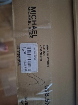 Zapatos de tacón dorados y plateados