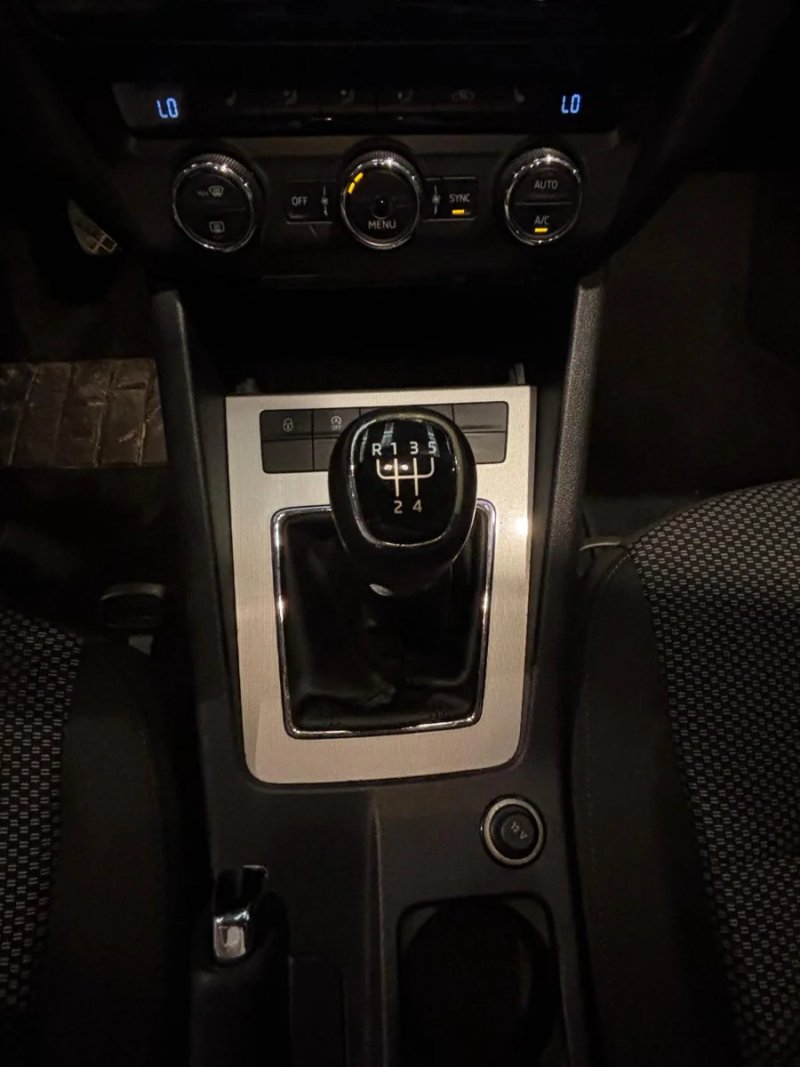 Škoda Octavia 1.6 TDI CR Ambition 2015, foto 8