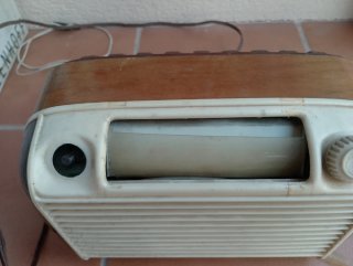 Radio Antigua Madera y Blanco