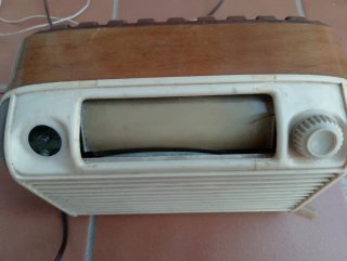 Radio Antigua Madera y Blanco