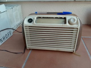 Radio Antigua Madera y Blanco
