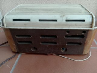Radio Antigua Madera y Blanco