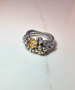 Anillo Pandora 14k Oro y dos Diamantes.