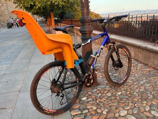 Bicicleta con silla para niño/a